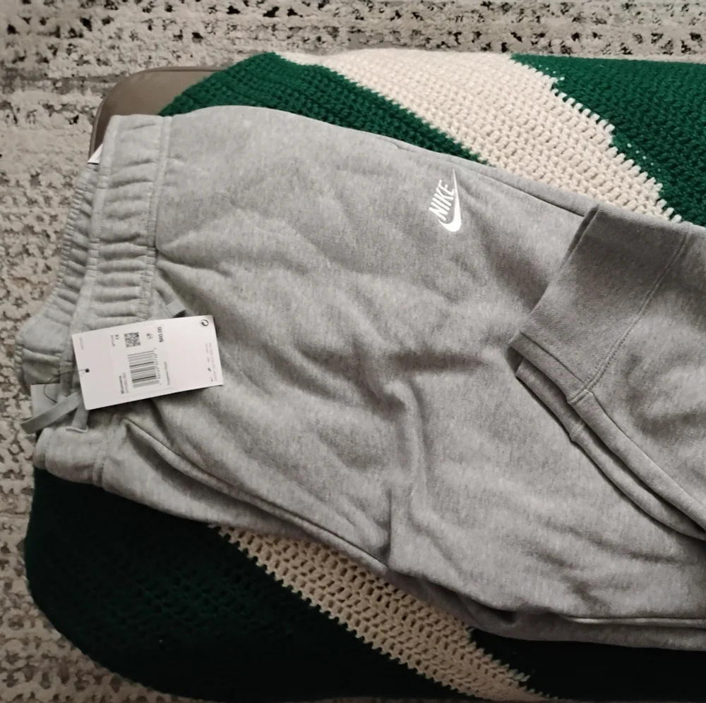 Nike Women's Sportswear Club Fleece Mid-Rise Joggers in Gray Sz 1X NWT